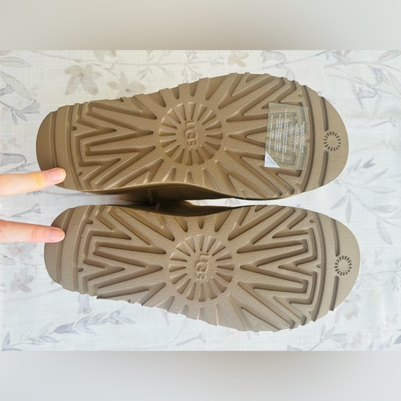 NWT UGG Classic Ultra Mini Platform Boots Sand Sz 8 - Picture 6 of 7